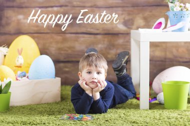 Paskalya gününde oynarken mutlu bebek çocuk