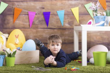 Paskalya gününde oynarken mutlu bebek çocuk
