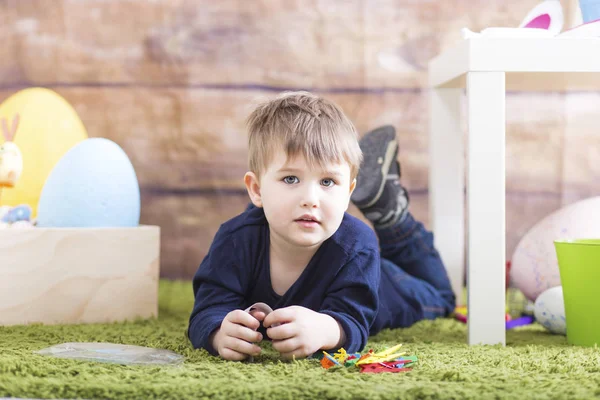 Glædelig lille dreng leger på påskedag - Stock-foto