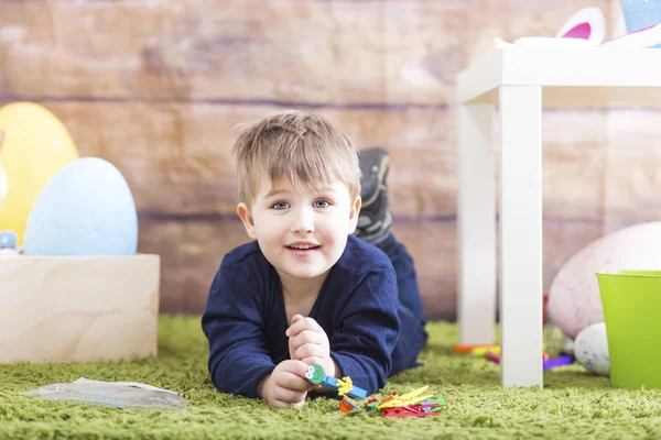 Happy baby boy bermain pada hari Paskah — Stok Foto