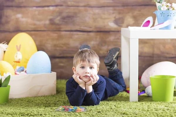 Niño feliz jugando el día de Pascua —  Fotos de Stock