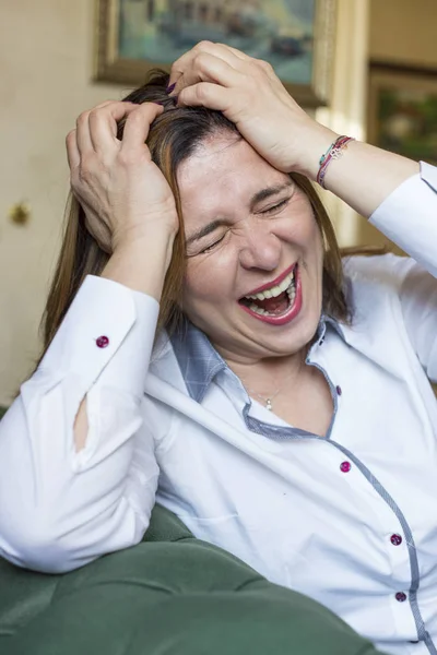 Mujer con dolor de cabeza fuerte cogida de la mano — Foto de Stock