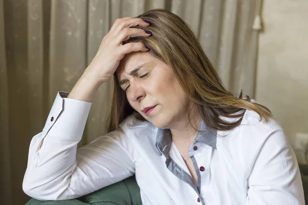 Mujer con dolor de cabeza fuerte cogida de la mano —  Fotos de Stock