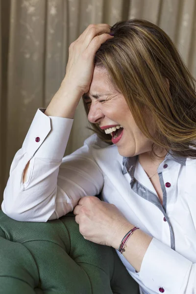 Kvinna med svår huvudvärk håller händerna på huvudet — Stockfoto