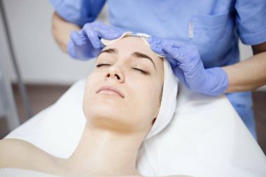 kadın spa salonu yüz maskesi uygulama