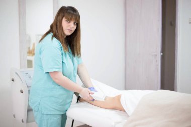 Bacaklar lazer saç kaldırma epilasyon olan kadın