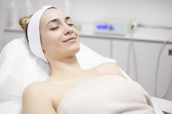 Mujer disfrutando de la terapia de spa en el salón de belleza — Foto de Stock