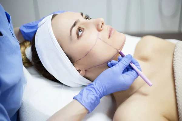 Косметичні процедури для шкіри в салоні краси — стокове фото