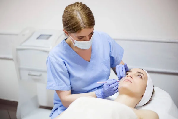 Traitements cosmétiques pour la peau dans le salon de beauté — Photo