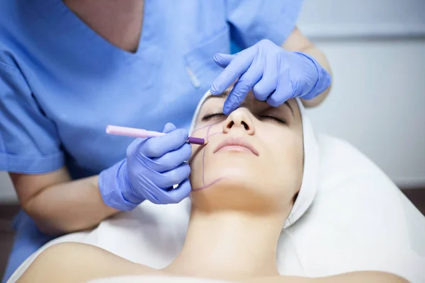 Cosmetic treatments for the skin in the beauty salon — Stock Photo, Image