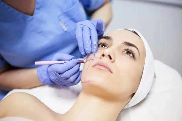 Косметические процедуры для кожи в салоне красоты — стоковое фото