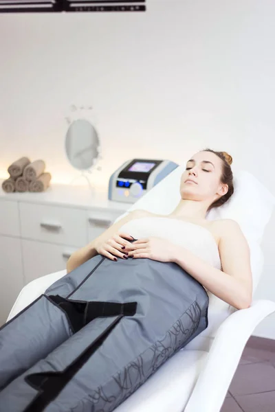 Vrouw in beauty salon over cellulitis behandeling therapie — Stockfoto