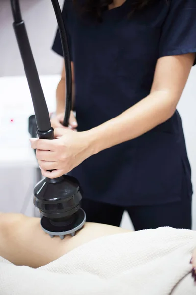 Vrouw in beauty salon over cellulitis behandeling therapie — Stockfoto