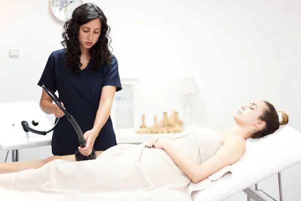 Donna in salone di bellezza sulla terapia di trattamento della cellulite — Foto Stock