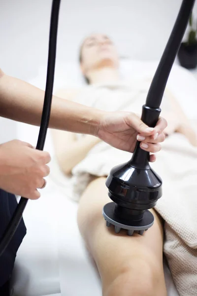 Vrouw in beauty salon over cellulitis behandeling therapie — Stockfoto