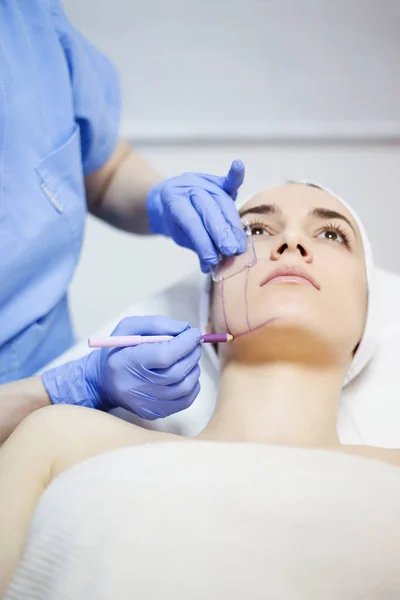 Cosmetic treatments for the skin in the beauty salon — Stock Photo, Image