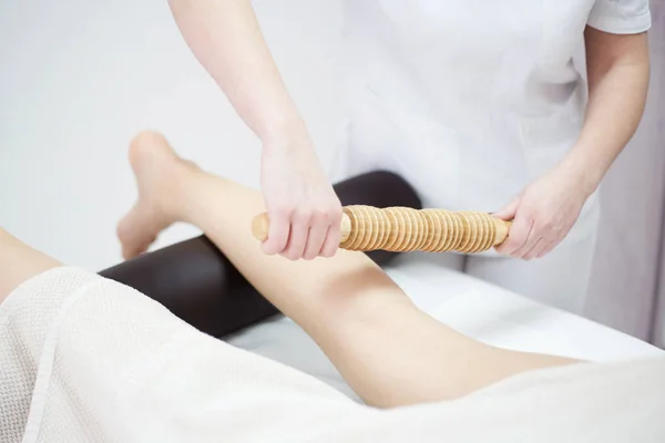 Антицелюлітний масаж для жінки з прокатними штифтами — стокове фото