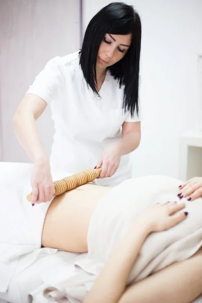 Anti cellulitis massage voor vrouw met rolling pinnen — Stockfoto