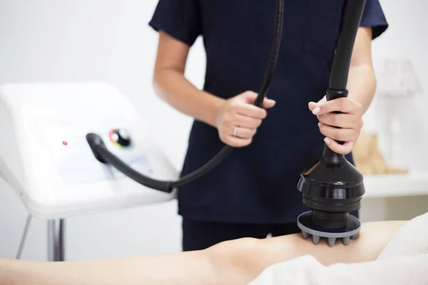 Woman in beauty salon on cellulite treatment therapy — Stock Photo, Image