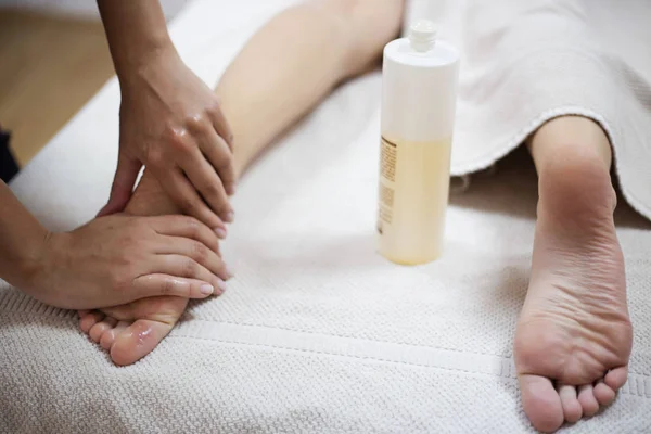 Woman receiving a foot massage at the health spa — Stock Photo, Image