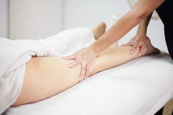 Massaggio anticellulite per donna in salone di bellezza — Foto Stock