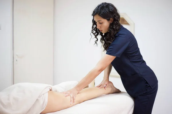 Massaggio anticellulite per donna in salone di bellezza — Foto Stock