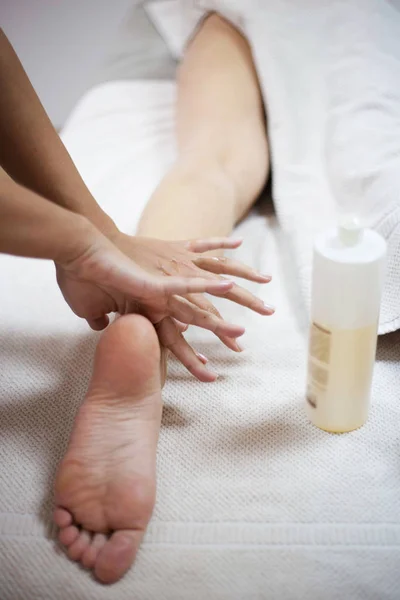 Жінка отримує масаж ноги в оздоровчому спа-центрі — стокове фото