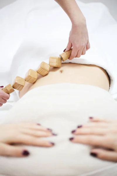 Anti cellulitis massage voor vrouw met rolling pinnen — Stockfoto
