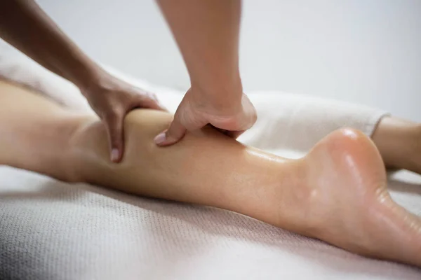 Žena dostává masáž chodidel ve zdravotnických lázních — Stock fotografie