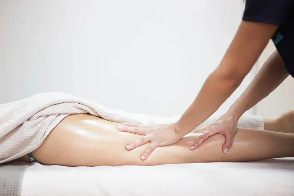 Massagem anti-celulite para mulher no salão de beleza — Fotografia de Stock