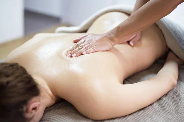 Mujer teniendo masaje en el salón de spa — Foto de Stock