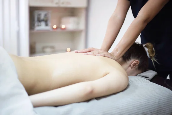 Donna con massaggio nel salone spa — Foto Stock