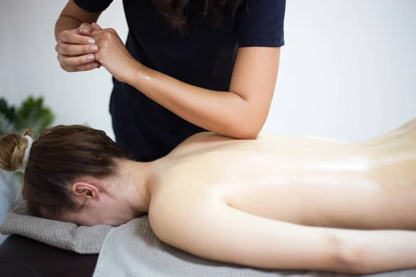 Женщина с массажем в спа-салоне — стоковое фото
