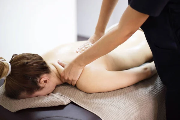 Žena při masáži v lázeňském salonu — Stock fotografie