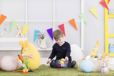 Paskalya gününde oynarken mutlu bebek çocuk