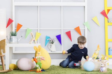 Paskalya gününde oynarken mutlu bebek çocuk