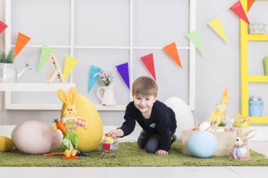 Paskalya gününde oynarken mutlu bebek çocuk