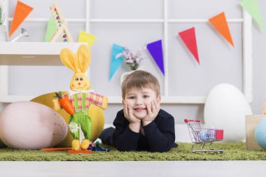 Paskalya gününde oynarken mutlu bebek çocuk