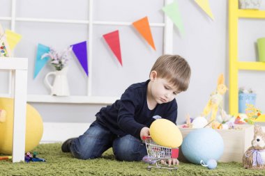 Paskalya gününde oynarken mutlu bebek çocuk