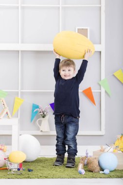 Paskalya gününde oynarken mutlu bebek çocuk