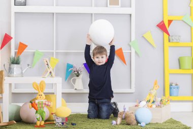 Paskalya gününde oynarken mutlu bebek çocuk