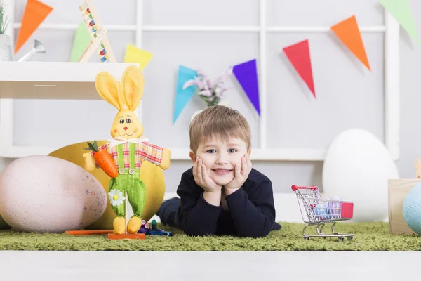 Happy babyjongen spelen op Paasdag — Stockfoto