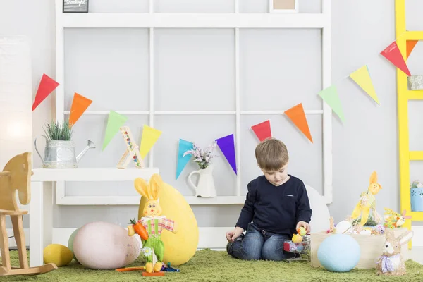 Joyeux bébé garçon jouant le jour de Pâques — Photo