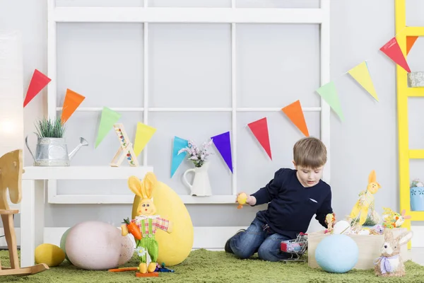 Paskalya gününde oynarken mutlu bebek çocuk