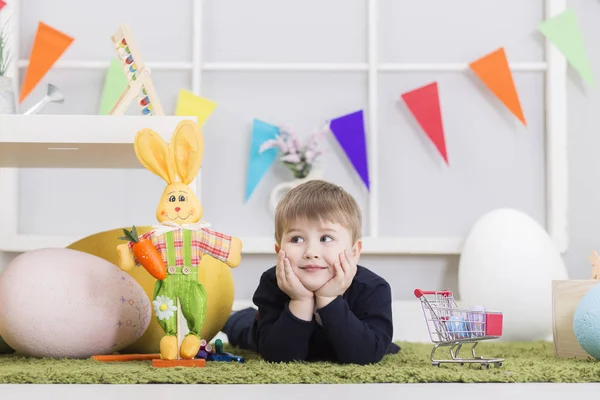 Happy babyjongen spelen op Paasdag — Stockfoto