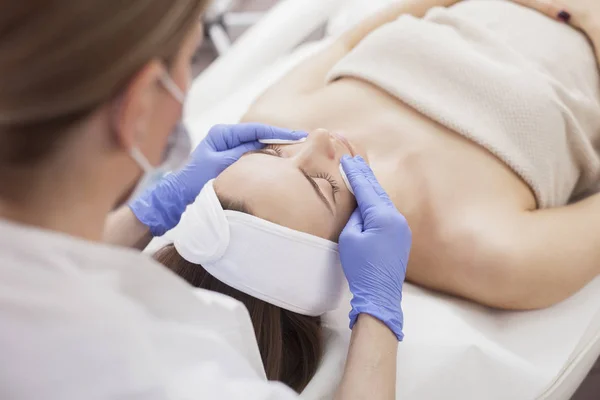 Limpeza facial da pele — Fotografia de Stock