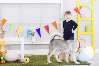 Paskalya gününde köpekle oynamayı erkek bebek