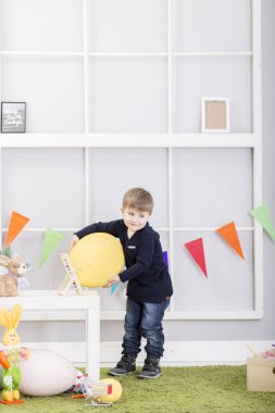 Paskalya gününde oynayan erkek bebek