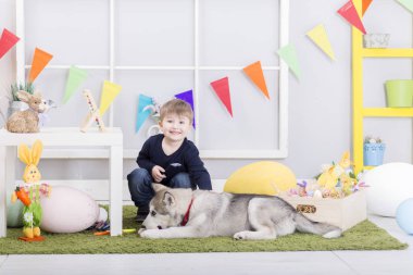 Paskalya gününde köpekle oynamayı erkek bebek