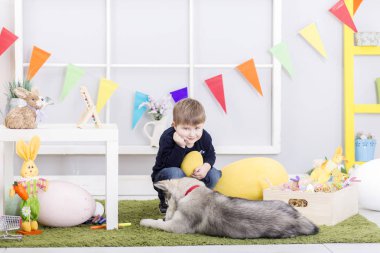 Paskalya gününde köpekle oynamayı erkek bebek